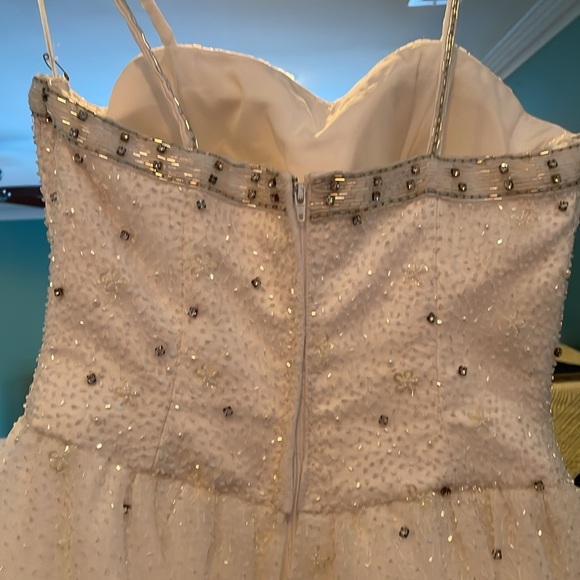 JACQUELINE Sequined and beaded white gown.  Spaghetti straps, size 6. Pristine! - Picture 7 of 8
